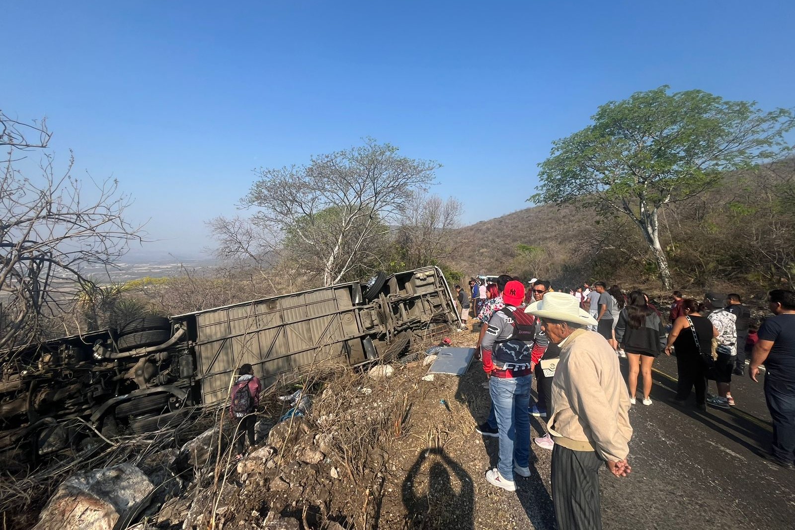 Vuelca autobús con peregrinos sobre El Aguacate, hay 3 muertos