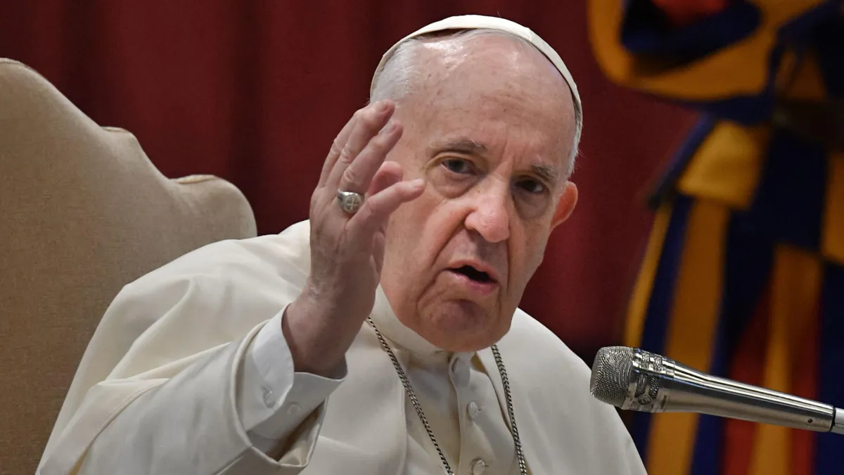 Vaticano califica como «graves violaciones de la dignidad humana» la teoría de género, el cambio de sexo y la eutanasia