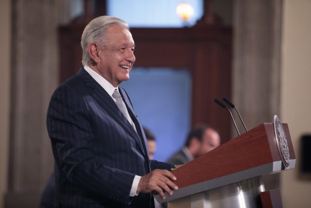 AMLO celebra récord en creación de empleos durante abril