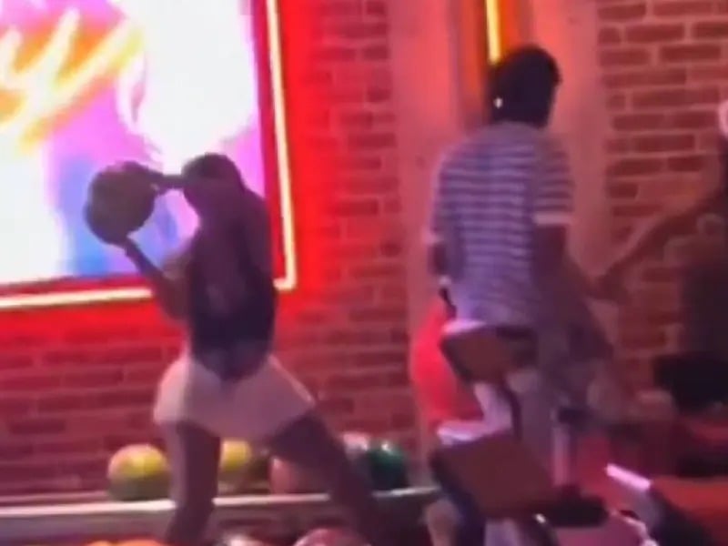 Violenta pelea en Miami: mujer arroja bola de boliche a otra | Video