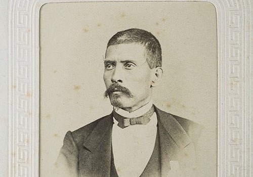 En letras de oro, nombre de Porfirio Díaz en salón de Cabildo de Puebla