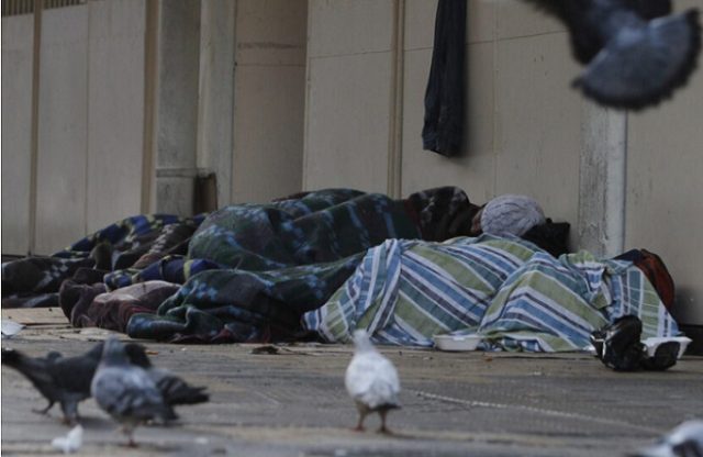 Frío extremo y el drama de personas en situación de calle: Lenta aplicación del Código Azul y desatención de autoridades