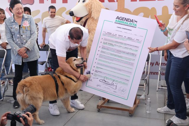 En compañía de Tomy y su familia, Armenta firma Agenda Animalista