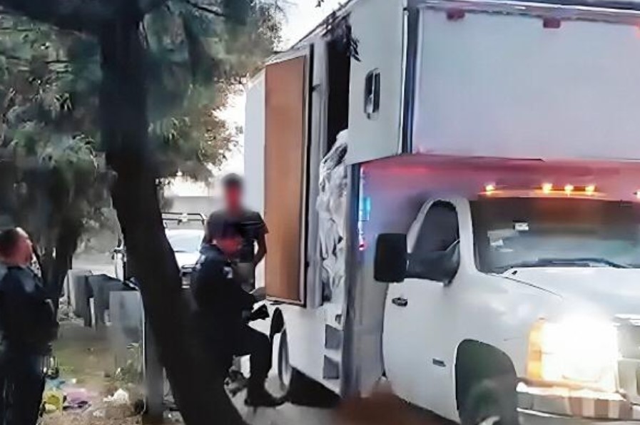 Calzada Ignacio Zaragoza: liberan a hombre al interior de camioneta