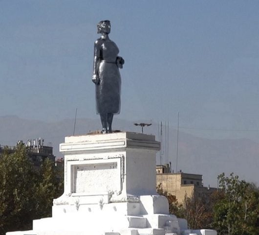 “Plaza Baquedano amanece con el primer monumento a Elena Caffarena”: Chilena impulsora del voto femenino