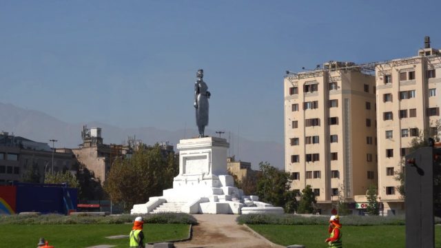 ¿A favor o en contra? Viralizada «estatua» de Elena Caffarena en Plaza Baquedano enciende el debate en redes sociales