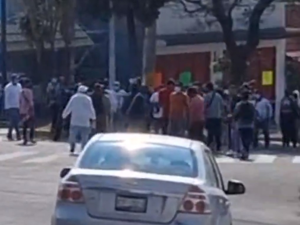 Se enfrentan policías estatales y «franeleros» en zona de la Feria