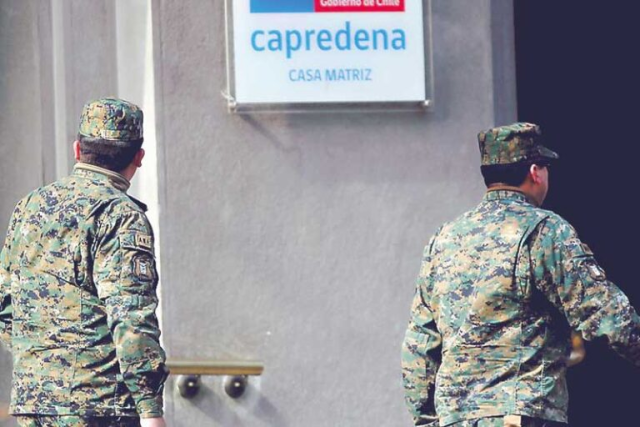 Pensiones de las FFAA y Carabineros triplican a las que pagan por vejez las AFP, según Fundación Sol