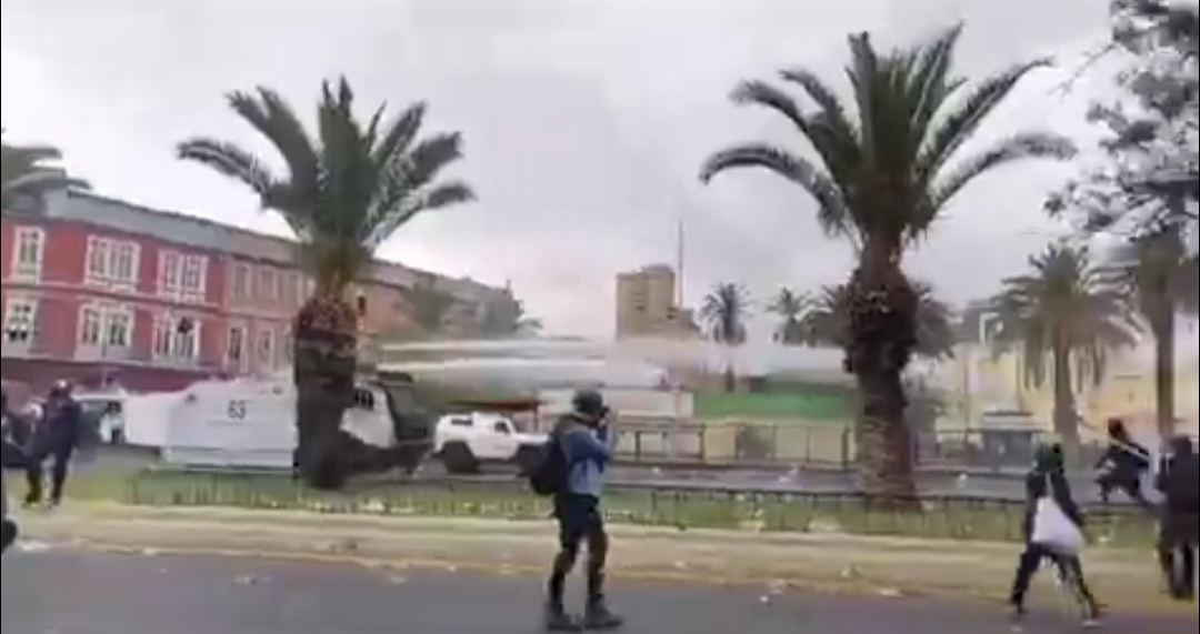 (Video) Con carros lanza agua y gases lacrimógenos reprimen marcha de Central Clasista de Trabajadores