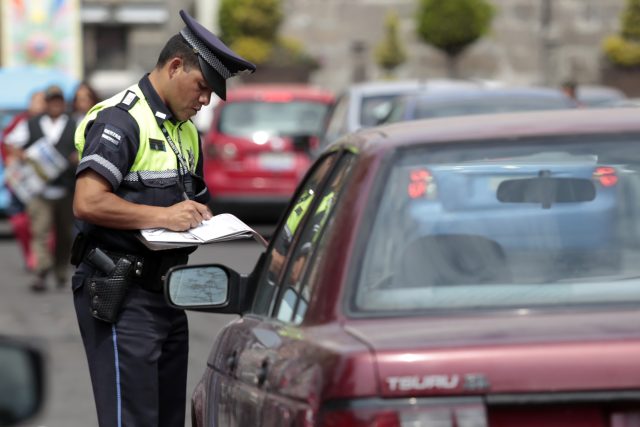 Infraccionan a cerca de 5 mil conductores por estacionarse en doble fila