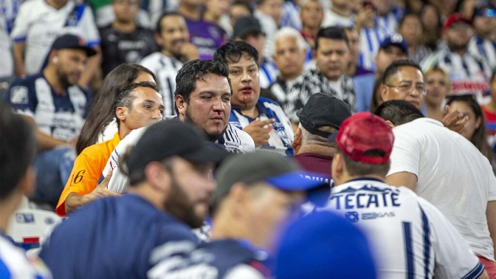 Aficionados de Rayados se pelean tras eliminación de la “Concachampions”