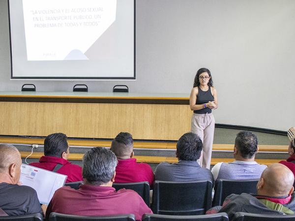 En Puebla, choferes del transporte público se capacitan contra violencia de género