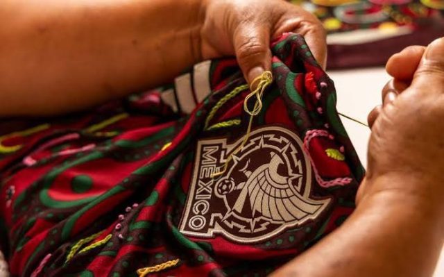 Playeras de la Selección Mexicana son bordadas por artesanas de Puebla