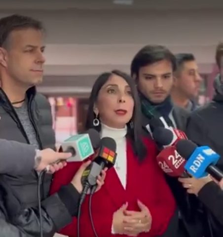 No vota en Puente Alto pero llegó igual: Karla Rubilar acompañó a Germán Codina a local de votación