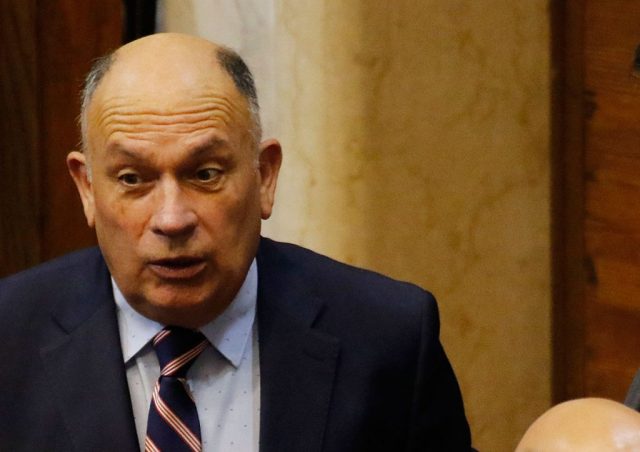 Diputado Bobadilla (UDI) contrató a su amiga como asesora pese a prohibición del Congreso: Recibió más de 20 millones en tres meses