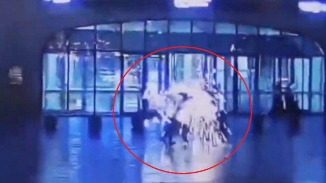 Rayo impacta a hombre mientras caminaba bajo la lluvia | Video