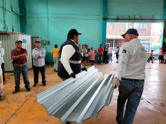 Apoyan a Xochiltepec con 330 láminas tras daños de tormenta Alberto