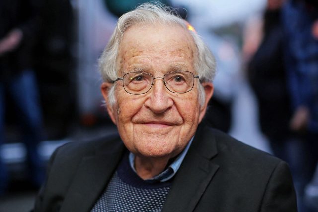 ¡Inmortal! Desmienten el fallecimiento de Noam Chomsky
