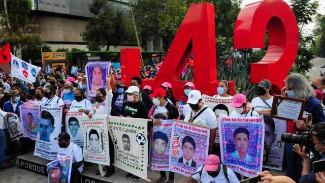 AMLO asegura continuidad en investigaciones de Ayotzinapa y tragedias mineras