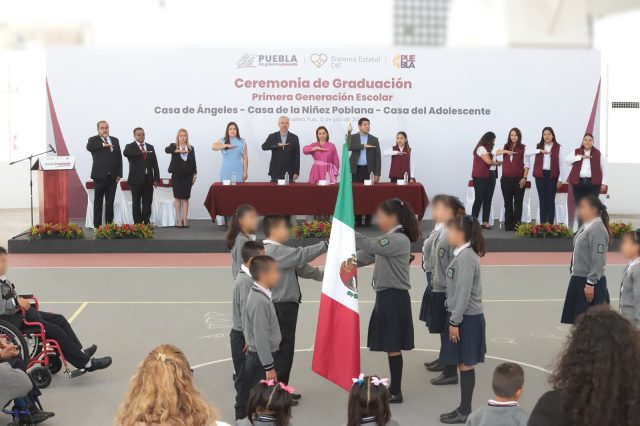 Gradúa Sedif a primera generación de estudiantes bajo su custodia