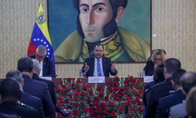 Canciller de Venezuela denunció ante Cuerpo Diplomático planes de sabotaje de la derecha