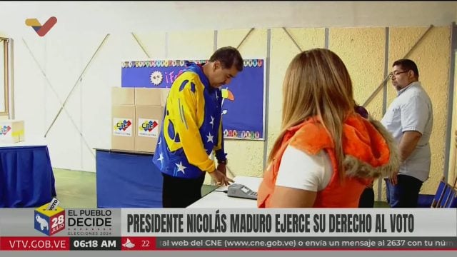 Maduro ejerce su derecho al voto: «Que nadie pretenda manchar este día de paz y fiesta electoral»