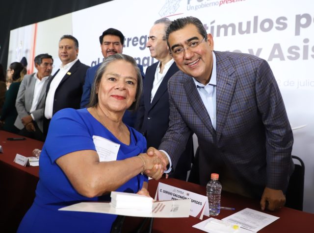 Céspedes entrega medallas a trabajadores educativos por su servicio