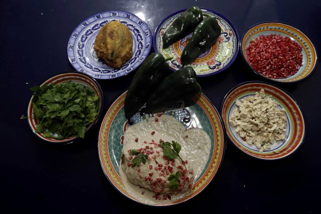 ¡En su punto! Catálogo poblano para preparar Chile en Nogada tradicional