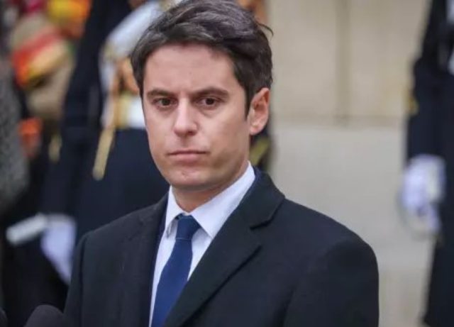 Macron acepta renuncia de primer ministro tras derrota centrista