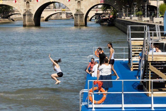 Alcaldesa de París nada en el Sena para demostrar limpieza del río