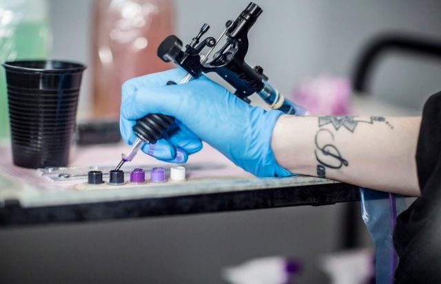 Bacterias en tintas y maquillaje permanente hacen a los tatuajes un riego
