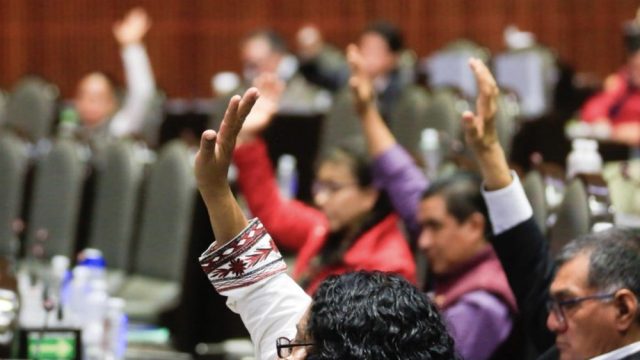 López Obrador acusa al PAN de intentar violar la Constitución en SCJN