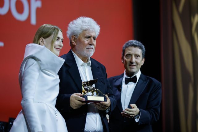 Pedro Almodóvar gana el León de Oro en la 81 Mostra de Venecia con «La Habitación de al Lado»