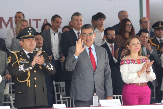 Gobernador llama a impulsar el progreso en Puebla en ceremonia del desfile de Independencia