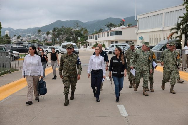 Claudia Sheinbaum recorre Acapulco e instruye restablecer abasto de agua y vías de comunicación