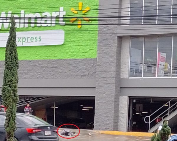 Muere presunto asaltante en calzada Zavaleta, su cómplice huye y un cuentahabiente resulta herido