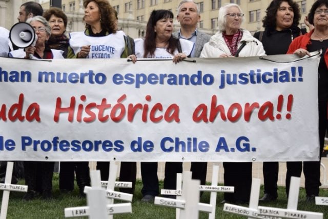 Consulta histórica: Profesores decidirán si aceptan propuesta de reparación por deuda de 43 años