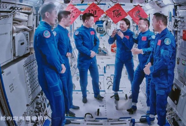 ¡Ceremonia espacial de entrega-recepción! Recibe tripulación Shenzhou-19 las llaves de la estación Tiangong