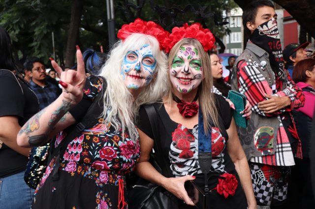 Mega Procesión de Catrinas en la Ciudad de México desata debate sobre apropiación cultural