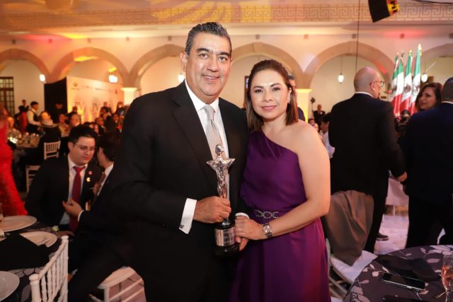 Sergio Céspedes es galardonado en Premios Valores 2024 como gobernador del año