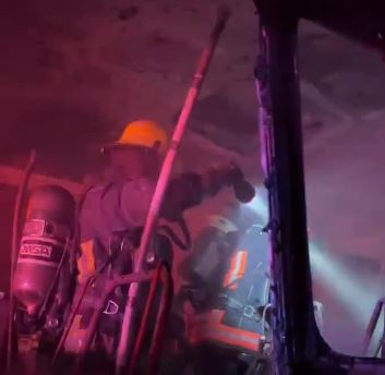 Se incendia unidad JBS-Morados en Amalucan; segundo micro incinerado en un día