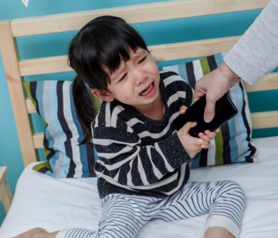 Niño llorando con teléfono