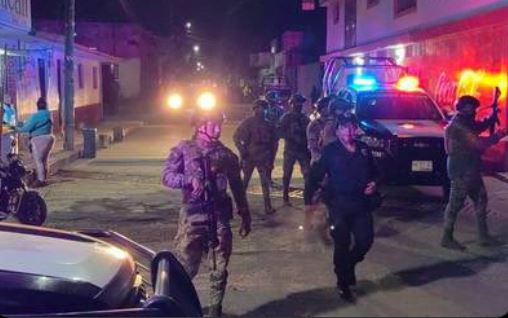 Autoridades salvan de linchamiento a 3 sujetos acusados de balear a una mujer en San Juan Tuxco