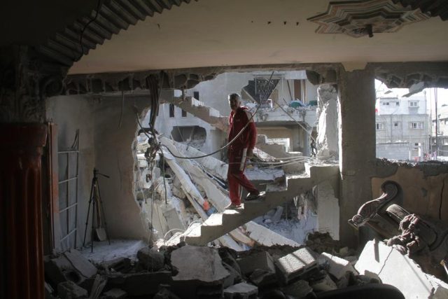 Bombardeos de Israel en Gaza dejan 17 palestinos muertos; guerra acumula 44.056 decesos