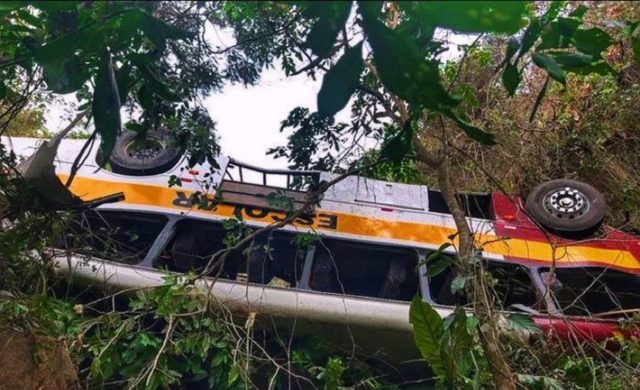 Reportan 17 personas muertas tras caer autobús a precipicio en Brasil