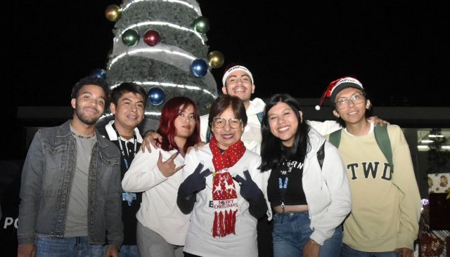 Rectora de la BUAP enciende Árbol Navideño en Ciudad Universitaria 2