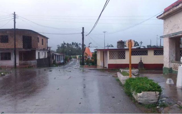 Desconexión eléctrica en Cuba, primeros estragos de Rafael como huracán categoría 3