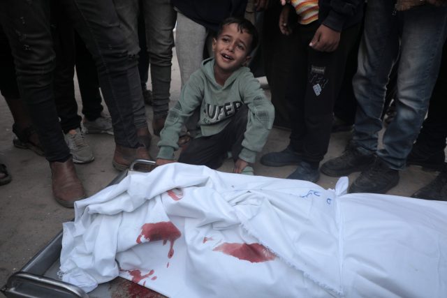 Ataques a edificios y campamentos en Gaza dejan 96 muertos; acumulado llega a 43 mil 799