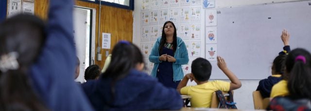 Chile genera más empleo: Ocupación en mujeres y hombres sube gracias a sectores como enseñanza y salud