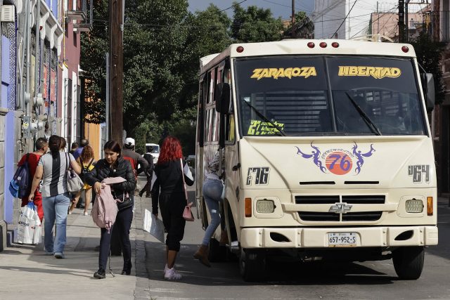 Gobierno de Puebla plantea alternativas con transportistas para no establecer un aumento al pasaje